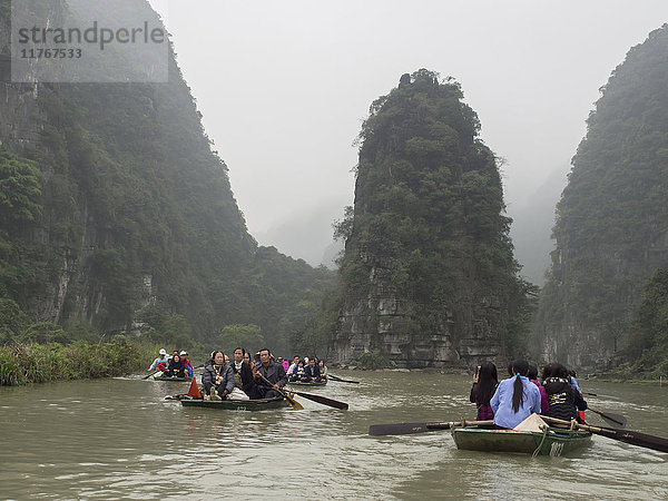 Touristische Ruderboote auf dem Fluss  Tam Coc  Vietnam  Indochina  Südostasien  Asien