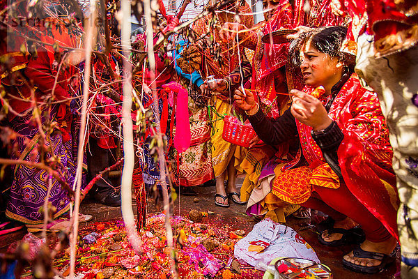Betende Frau beim Holi-Festival  Durbar Square  Kathmandu  Nepal  Asien