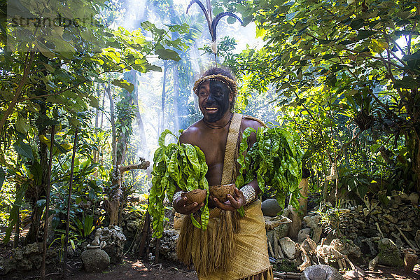 Traditionell gekleideter Mann im Dschungel  Ekasup Cultural Village  Efate  Vanuatu  Pazifik