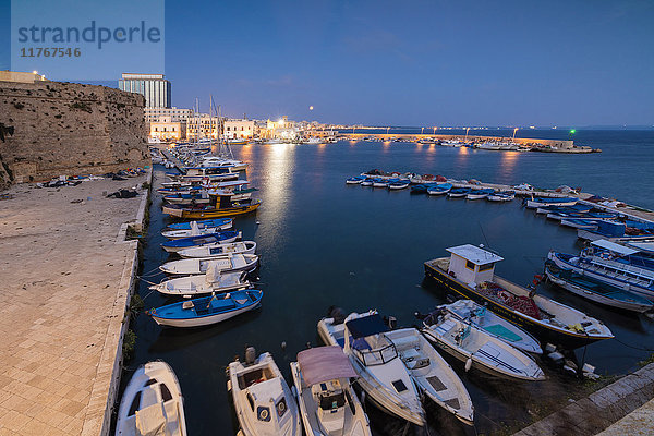 Dämmerung beleuchtet den Hafen und die mittelalterliche Altstadt von Gallipoli  Provinz Lecce  Apulien  Italien  Europa