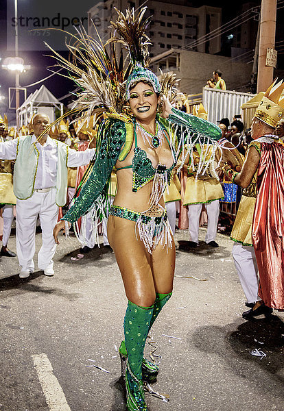Sambatänzerin bei der Karnevalsparade  Stadt Rio de Janeiro  Bundesstaat Rio de Janeiro  Brasilien  Südamerika