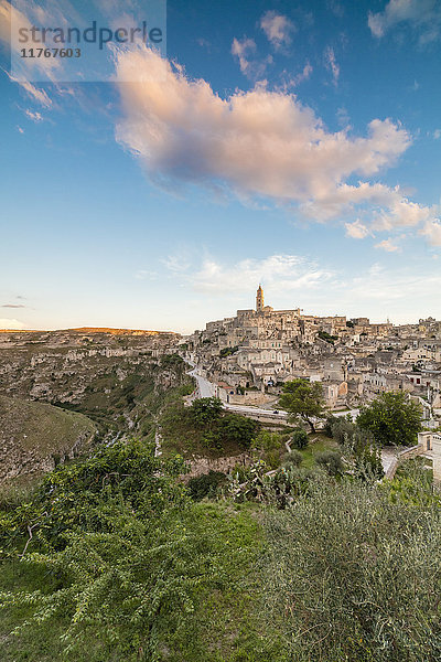 Sonnenuntergang über der antiken Stadt und dem historischen Zentrum namens Sassi  das auf einem Felsen auf einem Hügel thront  Matera  Basilikata  Italien  Europa