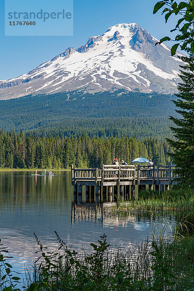 Angeln am Trillium Lake mit Mount Hood  einem Teil der Cascade Range  der sich im ruhigen Wasser spiegelt  Oregon  Vereinigte Staaten von Amerika  Nordamerika
