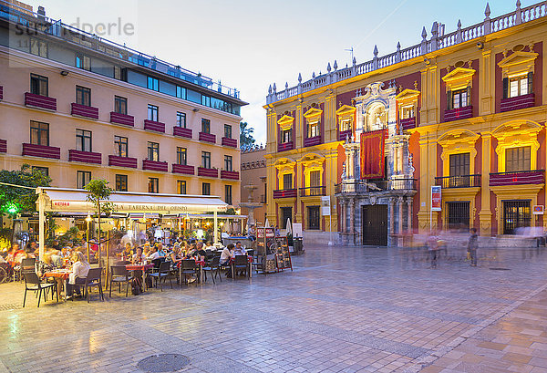 Blick auf Restaurants an der Plaza del Obispo in der Abenddämmerung  Malaga  Costa del Sol  Andalusien  Spanien  Europa
