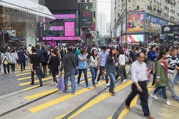 Fußgänger beim Überqueren der Straße  Causeway Bay  Hongkong Island  Hongkong  China  Asien