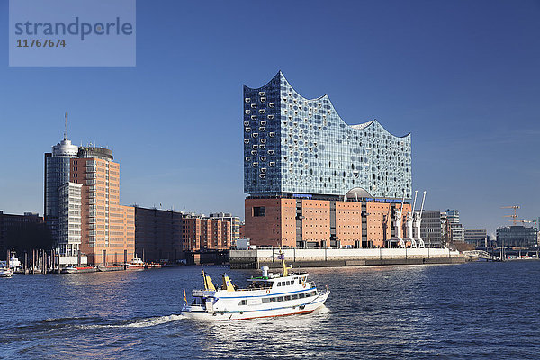 Ausflugsschiff auf der Elbe  Elbphilharmonie  HafenCity  Hamburg  Hansestadt  Deutschland  Europa