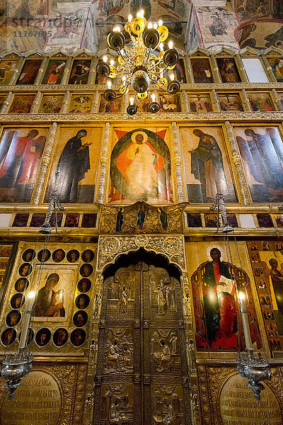 Portal und Ikonostase im Inneren der Mariä-Entschlafens-Kathedrale  Kreml  UNESCO-Weltkulturerbe  Moskau  Russland  Europa