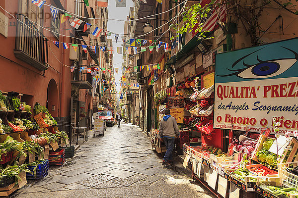 Gasse im dicht besiedelten Spanischen Viertel (Quartieri Spagnoli)  Stadt Neapel  Kampanien  Italien  Europa
