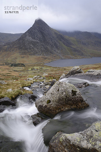 Wasser  das einen Wasserfall am Afon Lloer hinabstürzt  mit Blick auf das Ogwen-Tal und den Tryfan im Glyderau-Gebirge  Snowdonia  Wales  Vereinigtes Königreich  Europa