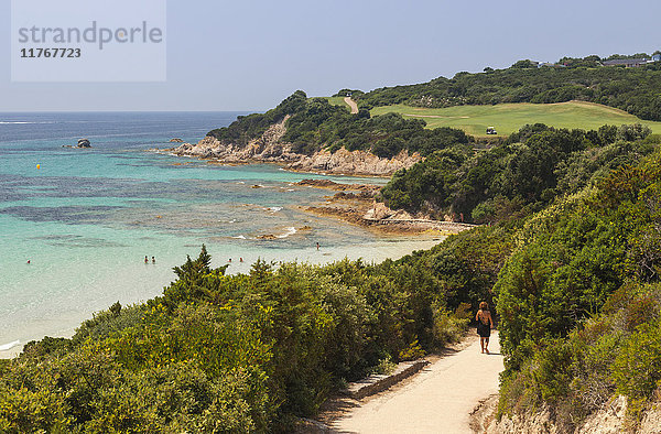 Sommerlicher Blick auf das türkisfarbene Meer und den Golfplatz auf der Landzunge  Sperone  Bonifacio  Südkorsika  Frankreich  Mittelmeer  Europa