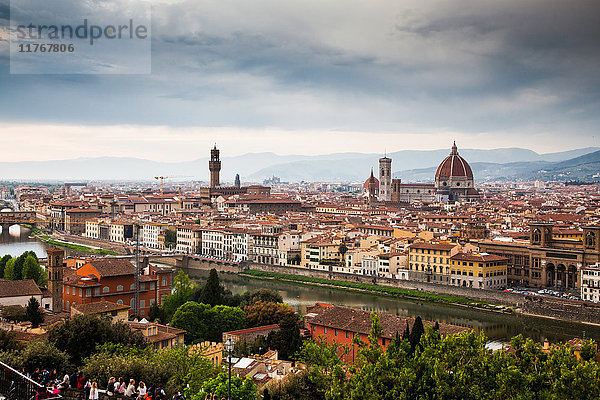 Florenz-Panorama vom Piazzale Michelangelo mit Ponte Vecchio und Duomo  Florenz  UNESCO-Weltkulturerbe  Toskana  Italien  Europa