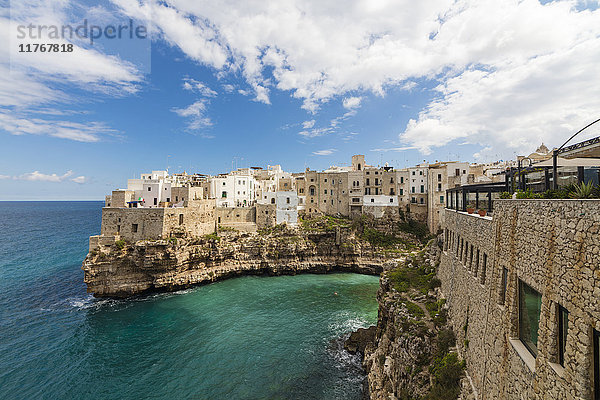 Türkisfarbenes Meer umrahmt von der auf den Felsen thronenden Altstadt  Polignano a Mare  Provinz Bari  Apulien  Italien  Europa