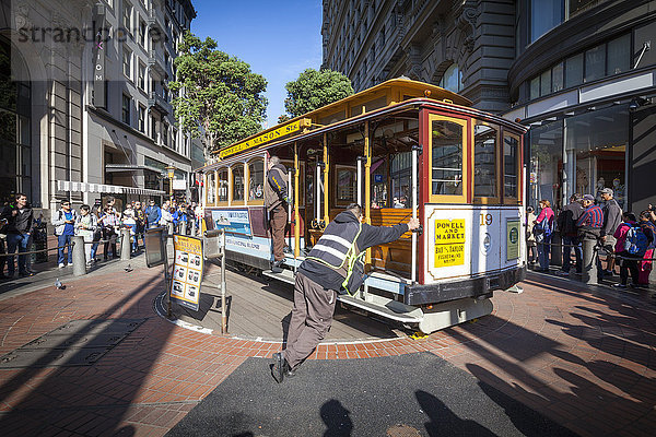 Powell-Hyde Cable Car wird von Bremsern gedreht  San Francisco  Kalifornien  Vereinigte Staaten von Amerika  Nordamerika