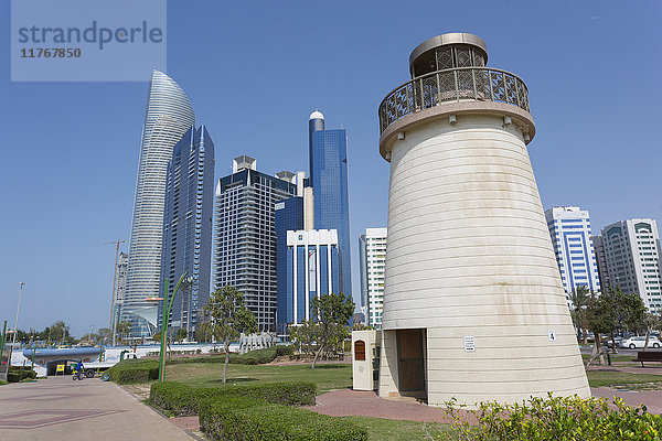 Blick auf den Landmark Tower vom Family Park aus  Abu Dhabi  Vereinigte Arabische Emirate  Naher Osten