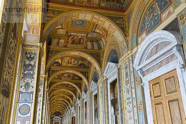 Innendecke des Winterpalastes  Staatliches Eremitage-Museum  UNESCO-Weltkulturerbe  St. Petersburg  Russland  Europa