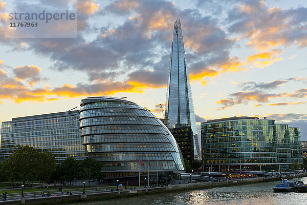 Blick auf die Shard und City Hall bei Sonnenuntergang  London  England  Vereinigtes Königreich  Europa