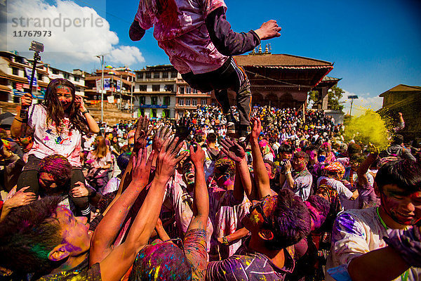 Menschenmenge beim Werfen von Farbstoff beim Holi-Festival  Durbar Square  Kathmandu  Nepal  Asien