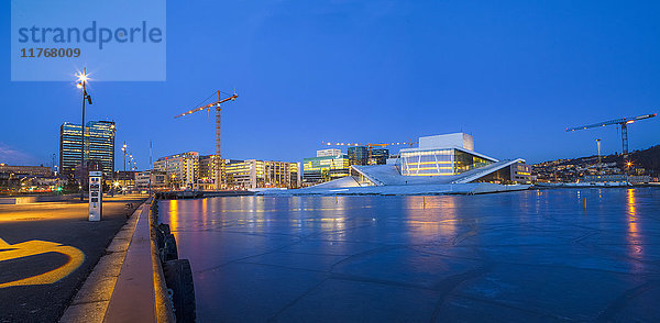 Nächtlicher Panoramablick auf das Osloer Opernhaus  die zugefrorene Bucht und das neue Geschäftsviertel  Oslo  Norwegen  Skandinavien  Europa