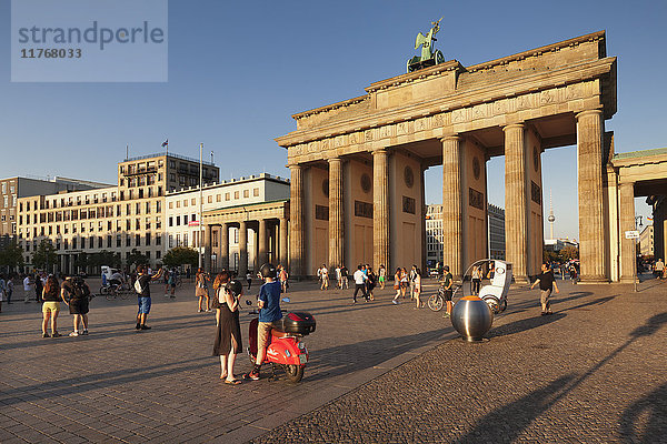 Brandenburger Tor (Brandenburger Tor) bei Sonnenuntergang  Platz des 18. März  Fernsehturm  Berlin Mitte  Berlin  Deutschland  Europa