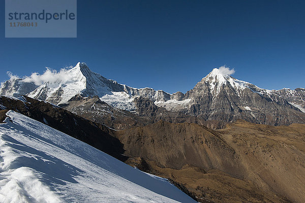 Schnee auf dem Nyile La  einem 4950 m hohen Pass  und der Gipfel des Jitchu Drake auf 6714 m in der Ferne  Bhutan  Himalaya  Asien