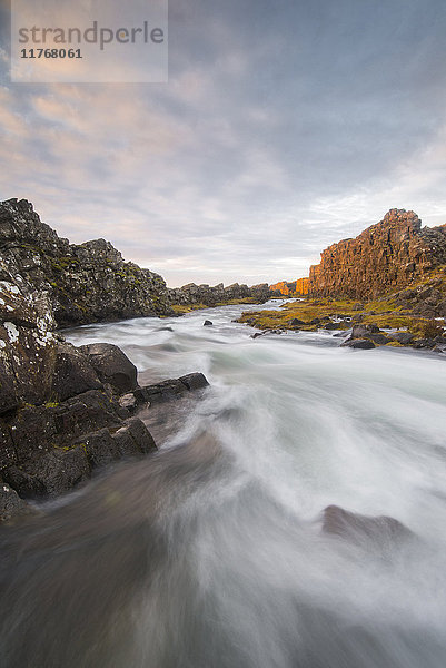 Oxararfoss Fluss bei Sonnenaufgang  Thingvellir National Park  UNESCO Weltkulturerbe  Island  Polarregionen