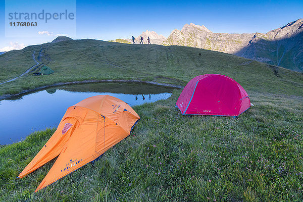 Campingzelte und Wanderer mit dem Mont De La Saxe im Hintergrund  Courmayeur  Aosta-Tal  Italien  Europa