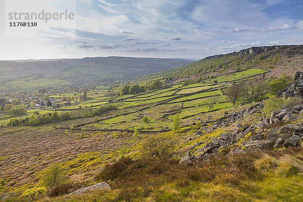 Blick von Baslow Edge auf Curbar Edge und das Dorf Calver  Derbyshire Dales  Derbyshire  England  Vereinigtes Königreich  Europa