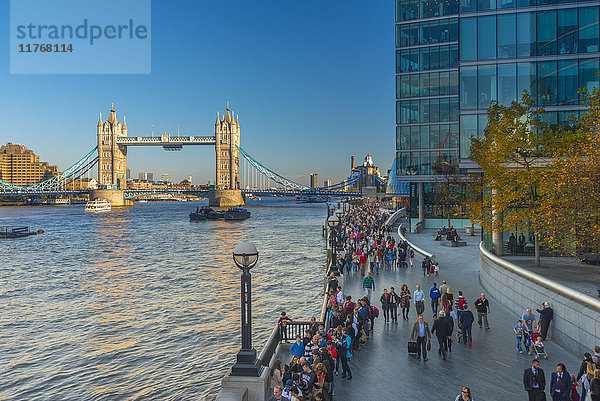 Tower Bridge über die Themse  City Hall und More London auf der rechten Seite  London  England  Vereinigtes Königreich  Europa