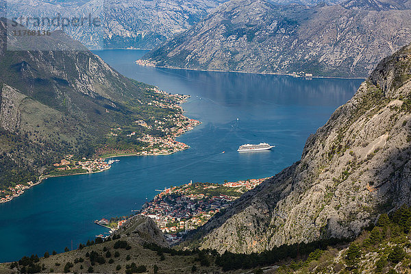 Kreuzfahrtschiff in der Bucht von Kotor  UNESCO-Weltkulturerbe  Montenegro  Europa