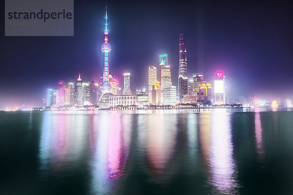 Neblige  aber bunte Skyline von Shanghai Pudong bei Nacht  Shanghai  China  Asien