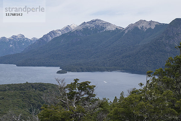 Blick auf die Anden am Nahuel Huapi-See in Bariloche  Argentinien  Südamerika