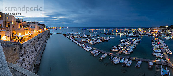 Dämmerung beleuchtet den Hafen und die mittelalterliche Altstadt von Otranto  Provinz Lecce  Apulien  Italien  Europa