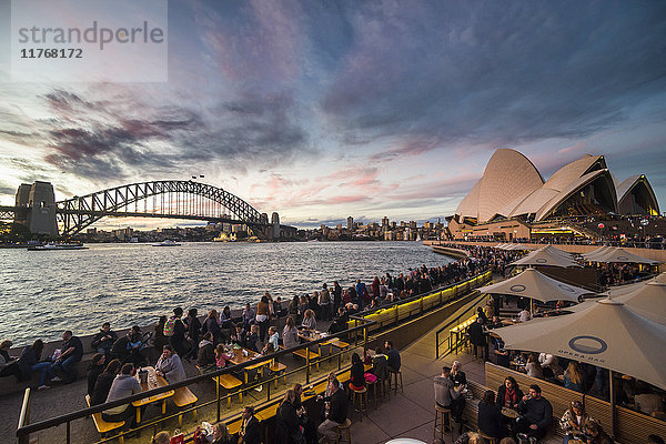 Sydney Harbour mit der Harbour Bridge und dem Opernhaus nach Sonnenuntergang  Sydney  New South Wales  Australien  Pazifik
