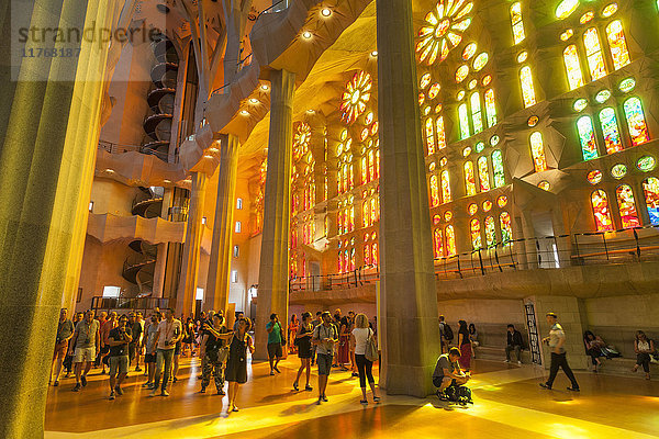 Kirche La Sagrada Familia  Innenraum der Basilika mit Glasfenstern von Antoni Gaudi  UNESCO-Weltkulturerbe  Barcelona  Katalonien (Catalunya)  Spanien  Europa