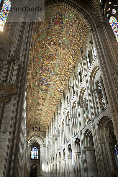 Innenraum der Kathedrale von Ely  Blick auf das Kirchenschiff und die bemalte Decke  Ely  Cambridgeshire  England  Vereinigtes Königreich  Europa