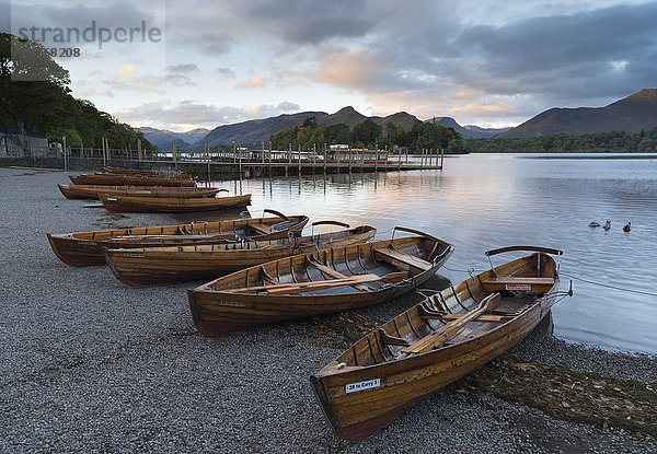 Vergnügungsboote am Ufer von Derwentwater  Lake District National Park  Cumbria  England  Vereinigtes Königreich  Europa