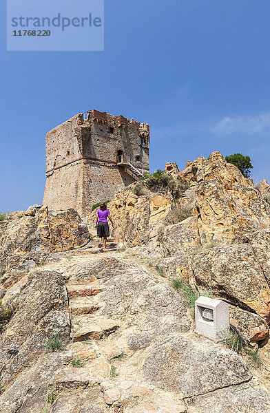 Genueser Turm aus Granitfelsen  der als Verteidigungsfestung gebaut wurde  umrahmt von blauem Himmel  Porto  Südkorsika  Frankreich  Mittelmeer  Europa