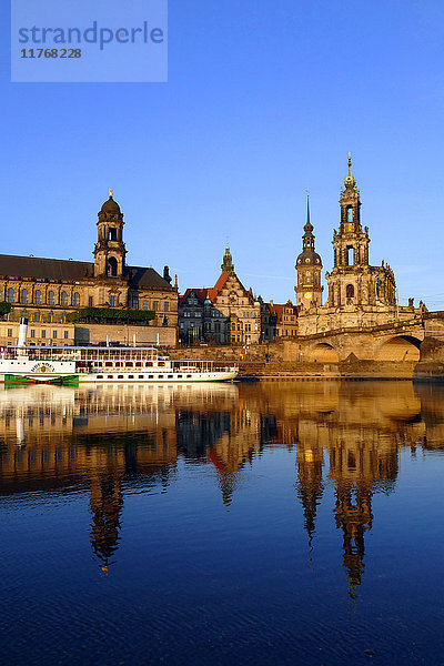 Elbe und Altstadtsilhouette  Dresden  Sachsen  Deutschland  Europa