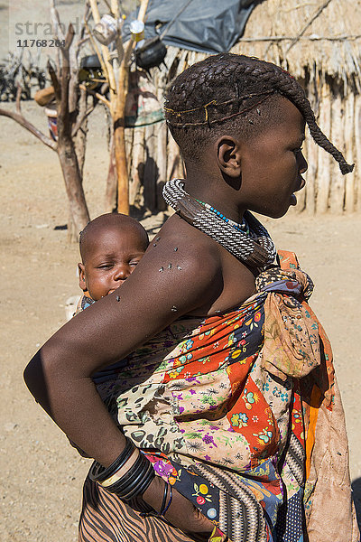 Himba-Mädchen trägt ein Baby  Kaokoland  Namibia  Afrika