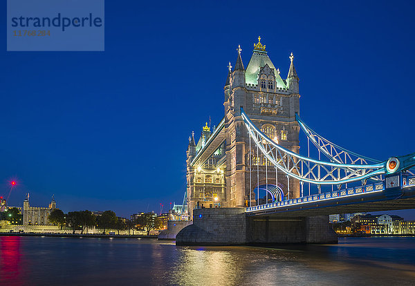 Tower Bridge über die Themse bei Nacht  London  England  Vereinigtes Königreich  Europa