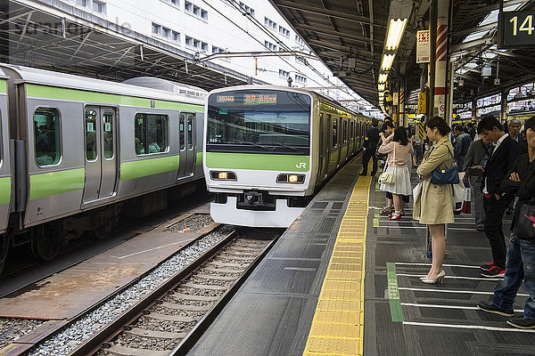 Warten auf die U-Bahn  Tokio  Japan  Asien