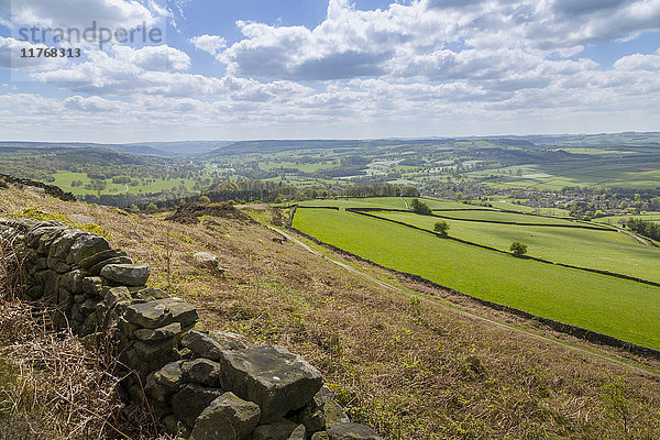 Blick von Baslow Edge auf das Dorf Baslow und den Chatsworth Park  Derbyshire Dales  Derbyshire  England  Vereinigtes Königreich  Europa