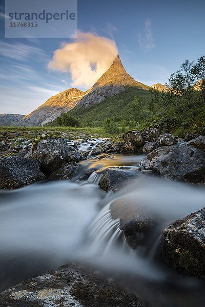 Wasserfall umrahmt den von der Mitternachtssonne beleuchteten Gipfel des Stetinden  Tysfjord  Nordland  Norwegen  Skandinavien  Europa