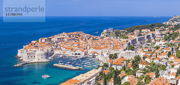 Luftbildpanorama des Alten Hafens und der Altstadt von Dubrovnik  UNESCO-Weltkulturerbe  Dubrovnik  Dalmatinische Küste  Kroatien  Europa