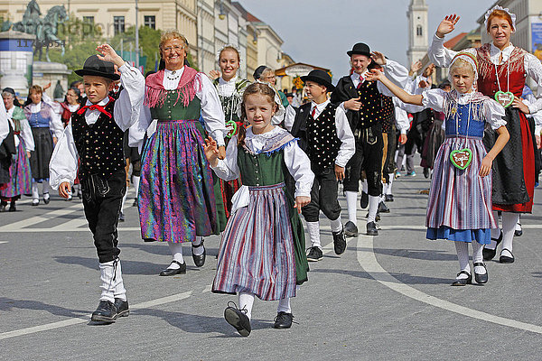 Trachtenumzug anlässlich des Oktoberfestes  München  Oberbayern  Bayern  Deutschland  Europa