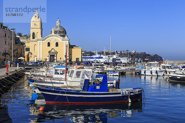 Procida Porto  Marina Grande Boote und Santa Maria della Pieta Kirche  Insel Procida  Golf von Neapel  Kampanien  Italien  Europa