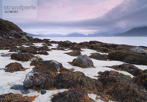 Ein schöner Morgenhimmel über dem Strand von Horgabost  Isle of Harris  Äußere Hebriden  Schottland  Vereinigtes Königreich  Europa