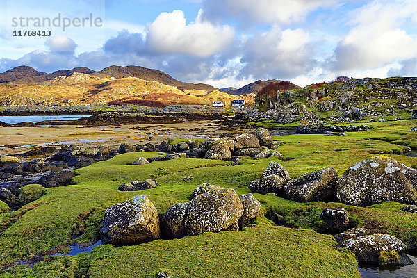 Blick auf die Küste und die Hügel von Portuairk  Sanna Bay entlang der Ardnamurchan-Küste in den schottischen Highlands  Schottland  Vereinigtes Königreich  Europa