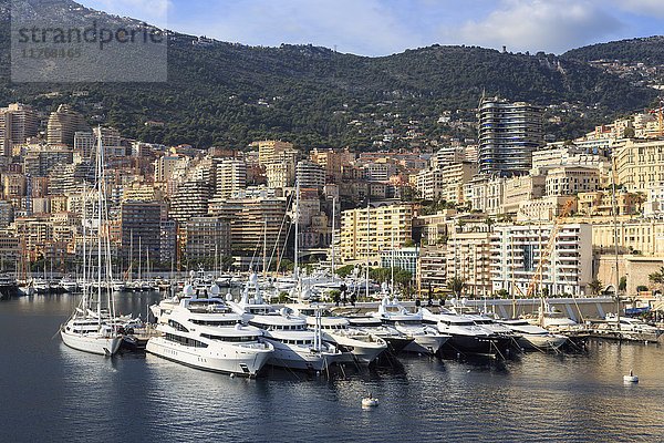 Pastelltöne des mondänen Hafens von Monaco (Port Hercules) mit vielen Yachten  Blick vom Meer aus  Monte Carlo  Monaco  Cote d'Azur  Mittelmeer  Europa