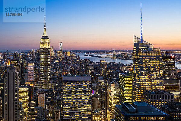 Skyline von Manhattan und Empire State Building in der Abenddämmerung  New York City  Vereinigte Staaten von Amerika  Nordamerika